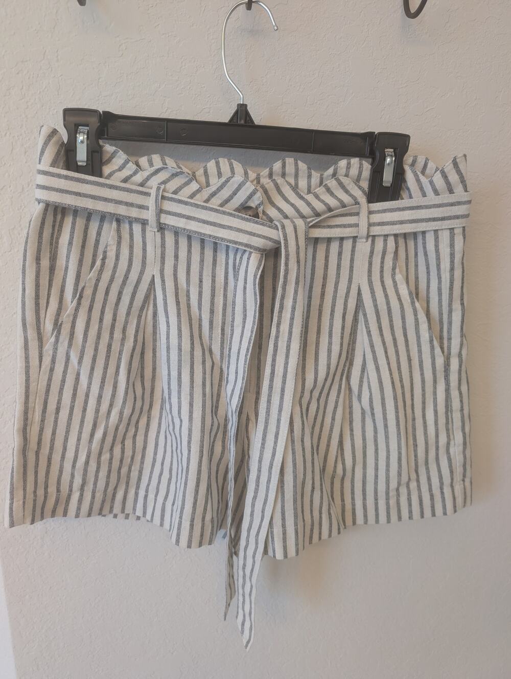 Mi Ami Striped Paperbag Button Up Shorts Scalloped waist Coastal Chic Sz M